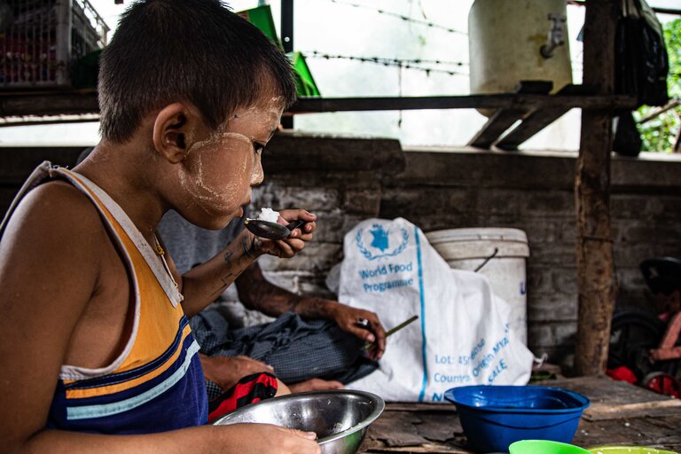WFP:n ruoka-avustusta saapuu epävirallisiin siirtokuntiin Yangonin kaupungin laitamilla, kun ruokaturvattomuus lisääntyy sotilasvallankaappauksen jälkeen.